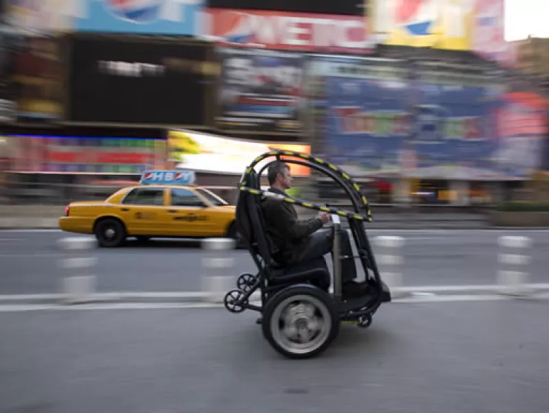 El PUMA tiene dos plazas y puede viajar a una velocidad de hasta 56 kilómetros por hora.