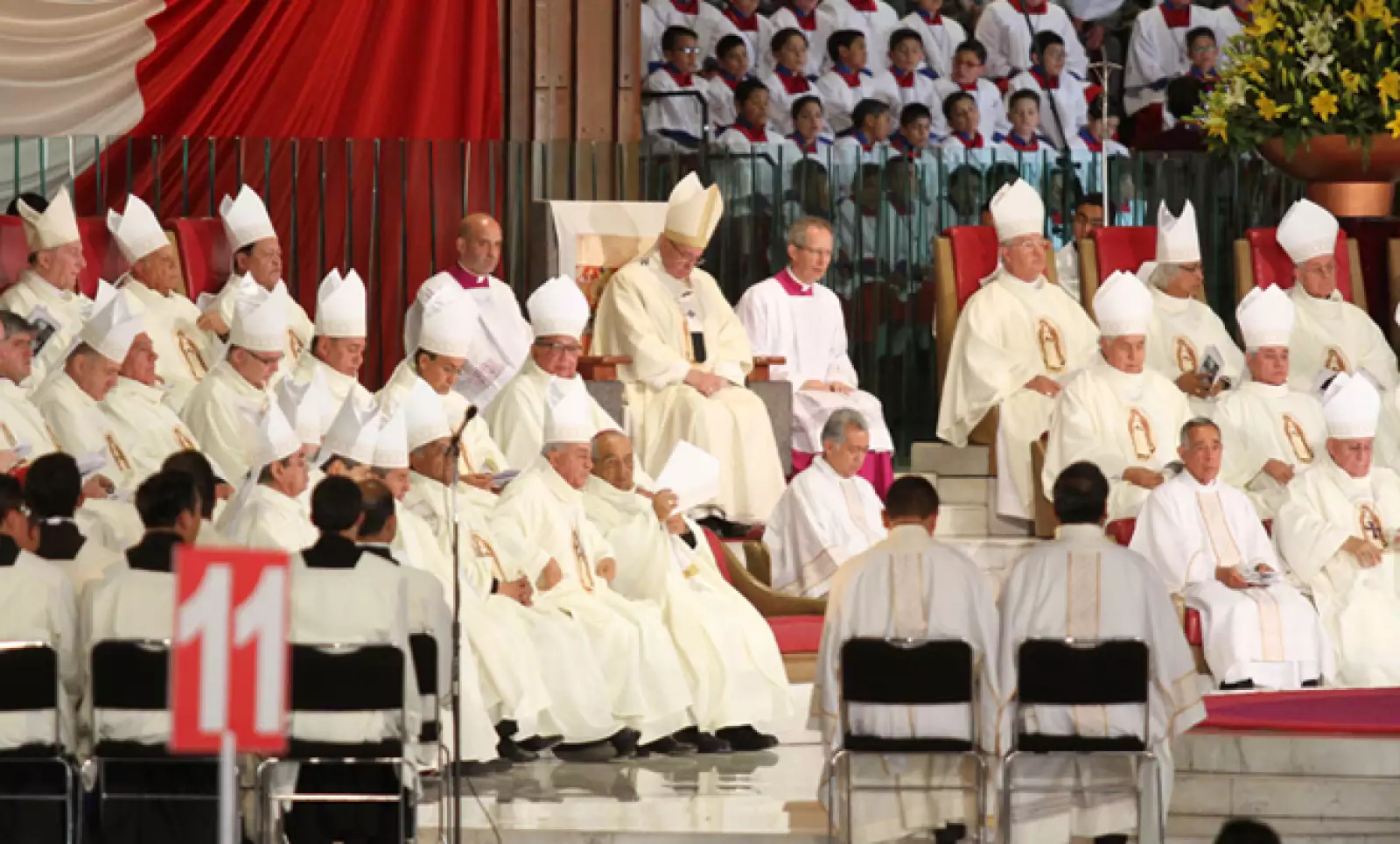 Los obispos acompañaron al papa durante su misa en honor a la Virgen.