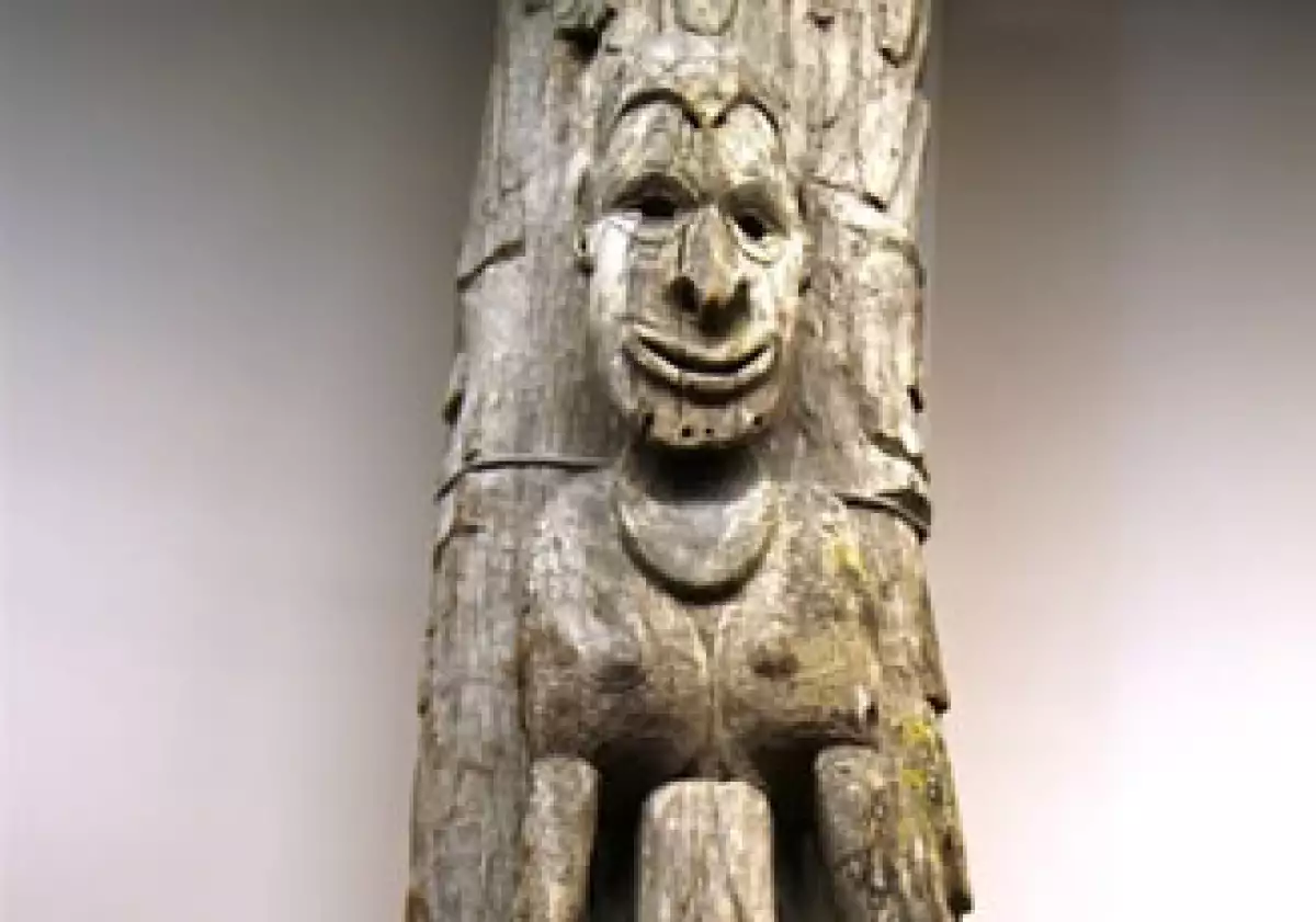 Un poste de casa hecho de madera y pigmento, con procedencia del Museo Young. (Foto: Cortesía DMC INAH)