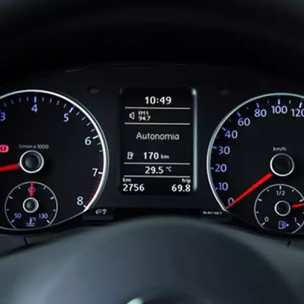 Está disponible en colores Naranja Atacama y Amarillo Imola, como pintura especial, y en Azul Boreal, Plata Egipto, Blanco Marfil, Rojo Tornado, Gris Espectro y Negro Metálico.