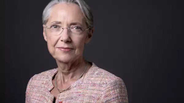 La primera ministra francesa Elisabeth Borne posa en su oficina en Htel de Matignon, la residencia oficial del Primer Ministro de Francia, el 31 de mayo de 2022 en París. La primera ministra francesa, Elisabeth Borne, ha presentado su renuncia al gobierno, el presidente francés Emmanuel Macron la ha aceptado, anunció la presidencia el 8 de enero de 2024.