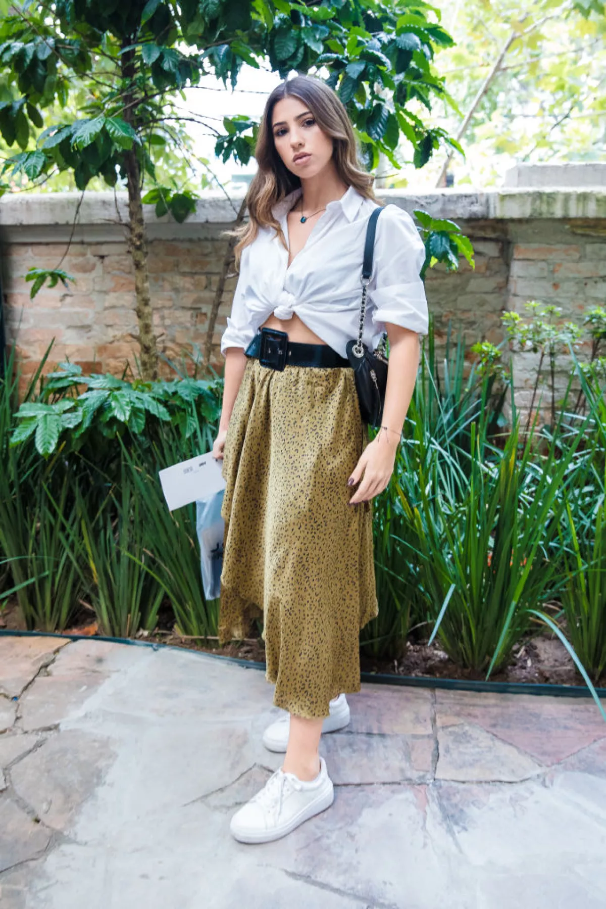 Camisa blanca + falda midi 