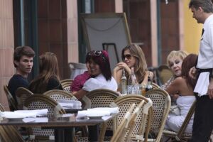 De derecha a Izquierda, Silvia Pinal, Michelle Salas, Alejandra Guzmán; atrás: Stephanie Salas y Frida Sofía con un amigo.