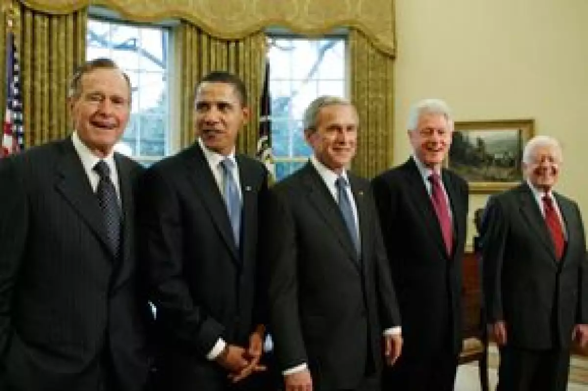 El presidente electo de EU calificó el encuentro de extraordinario, mientras George Bush le brindó sus mejores deseos y aseguró que la oficina Oval de la Casa Blanca "trasciende al individuo".