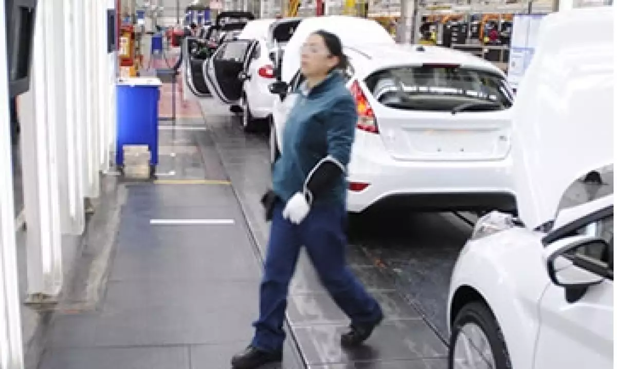Planta automotriz-mujer