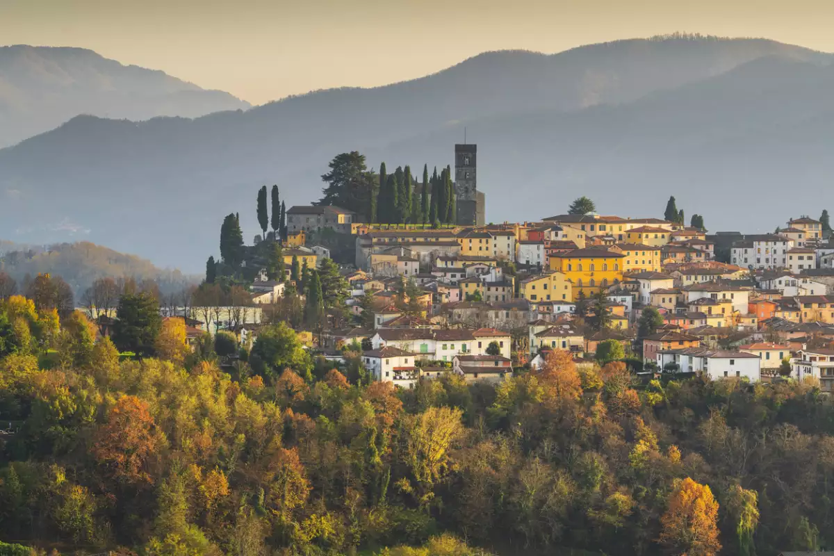 Foto del pueblo medieval Barga, en la Toscana, Italia.