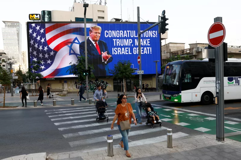 El candidato presidencial republicano y ex presidente de los Estados Unidos, Donald Trump, aparece en una valla publicitaria de felicitación por las elecciones presidenciales estadounidenses de 2024, en Tel Aviv, Israel, el 6 de noviembre de 2024.