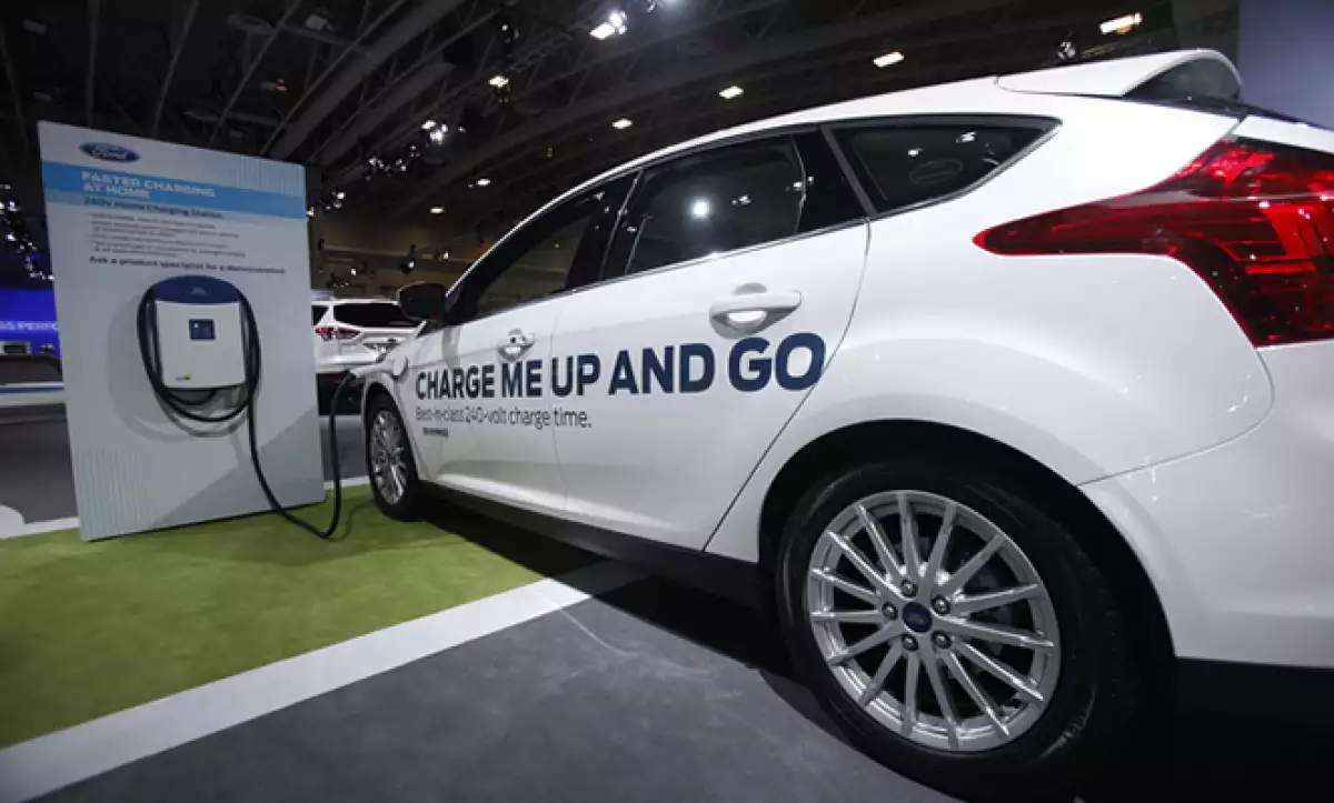 Además de modelos, las automotrices revelan sus avances tecnológicos como autos de hidrógeno, eléctricos y con otras energías limpias. En la imagen, el Ford Focus eléctrico.
