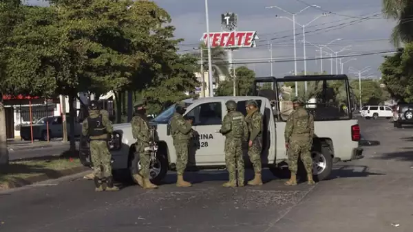 La operación donde se aprehendió a Guzmán Loera tuvo lugar cerca de las 4:30 horas, cuando se desató un enfrentamiento que dejó a cinco narcotraficantes muertos y a seis detenidos, dijo la Marina de México.