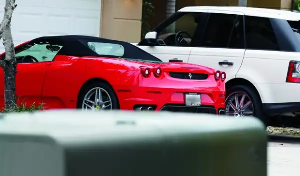 Además del Ferrari, la pareja también adquirió una camioneta para recibir en su casa de Miami a la nueva integrante de la familia Levy Gutiérrez.