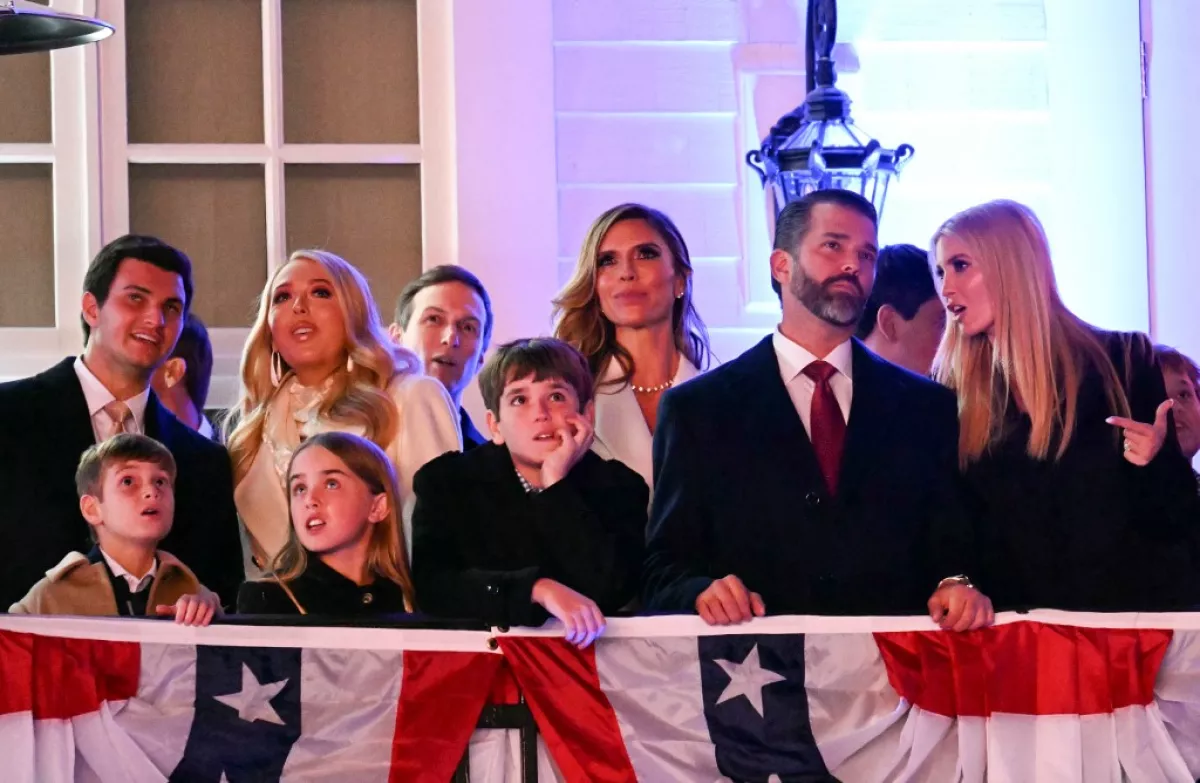 Michael Boulos, Tiffany Trump, Jared Kushner, Bettina Anderson, Donald Trump Jr. e Ivanka Trump ven fuegos artificiales durante una recepción en honor al presidente electo de los Estados Unidos Donald Trump en el Trump National Golf Club Washington DC en Sterling, Virginia, el 18 de enero de 2025.
