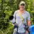 Gerardo del Villar, fotógrafo y documentalista mexicano, posa con equipo fotográfico frente a la selva de Borneo durante su expedición para documentar orangutanes.