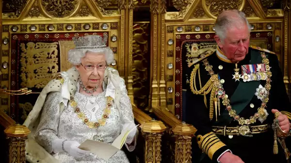 Reina Isabel II y el príncipe Carlos