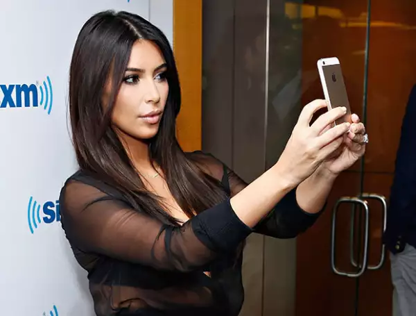 No será con la real, pero sí con su doble idéntica. El museo de cera de Madame Tussad en Londres revelará una estatua que tomará selfies con su celular cuando poses con ella.