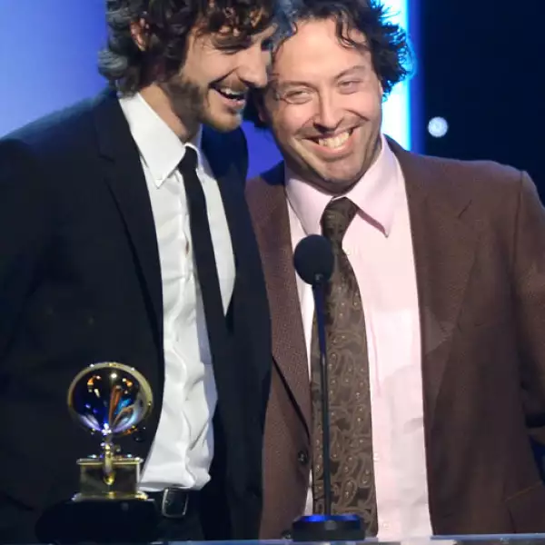 Gotye y Francois Tetaz aceptan el premio por mejor álbum de música alternativa Making Mirrors.