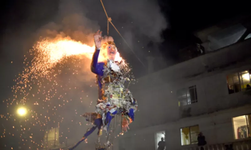 Trump fue una de las efigies que más se quemaron en las celebraciones. (Foto: AFP)