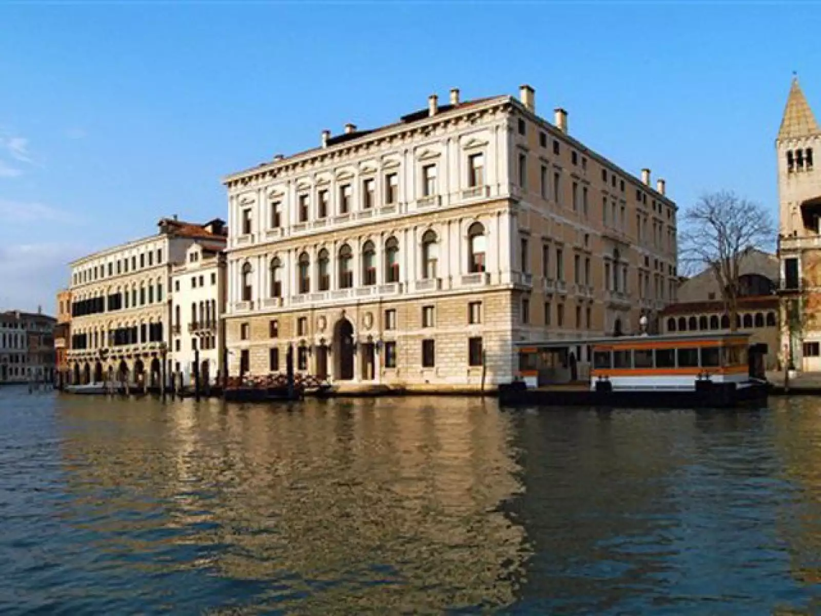 El Palazzo Grassi, que será en donde la pareja contraiga nupcias, es un imponente edificio de mármol blanco construido entre 1748 y 1772 para una rica familia de Bologna, que desde hace tres años es propiedad del empresario François Pinault, suegro de Sal