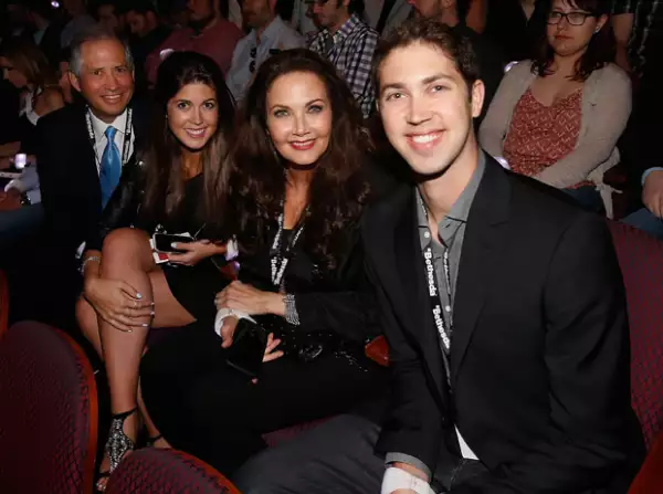 Lynda Carter con su esposo Robert A. Altman e hijos.
