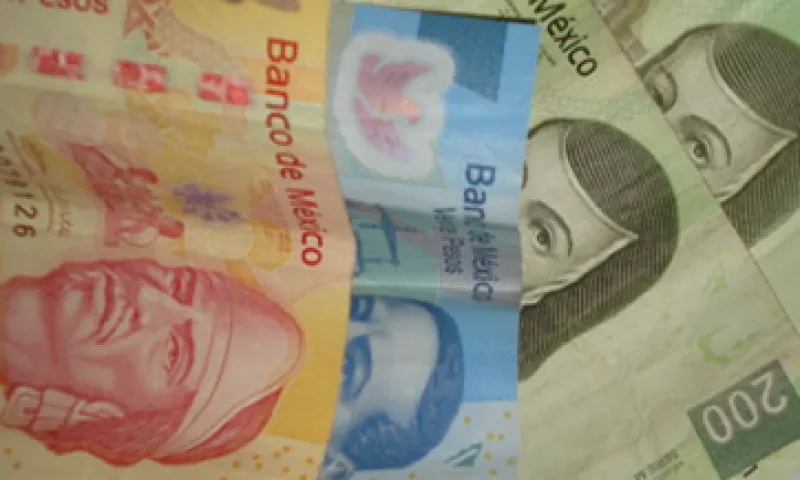 En su valor 24 horas, el peso ganó 2.44 centavos a 14.2180/14.2200 por dólar. (Foto: Karina Hernández)