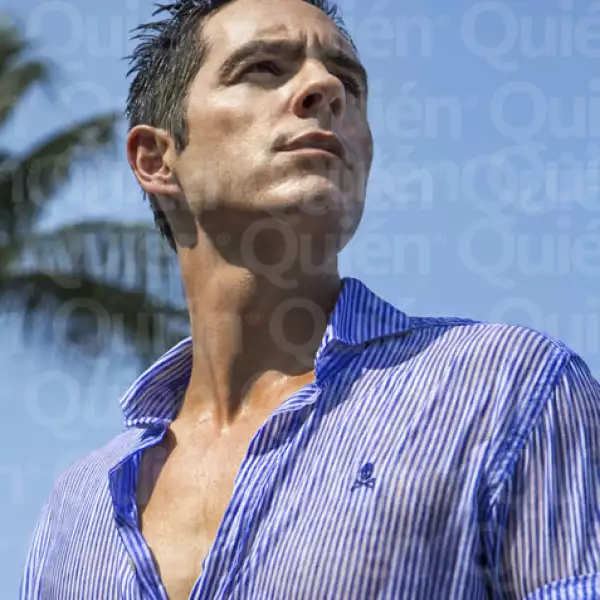 Mauricio Ochmann (Camisa: Scalpers.)