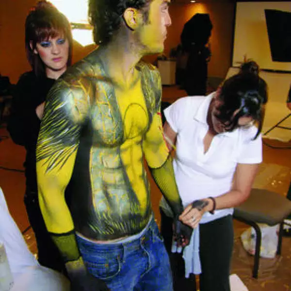 Regina Reyes y Leonora haciendo el body painting de Kuno Becker