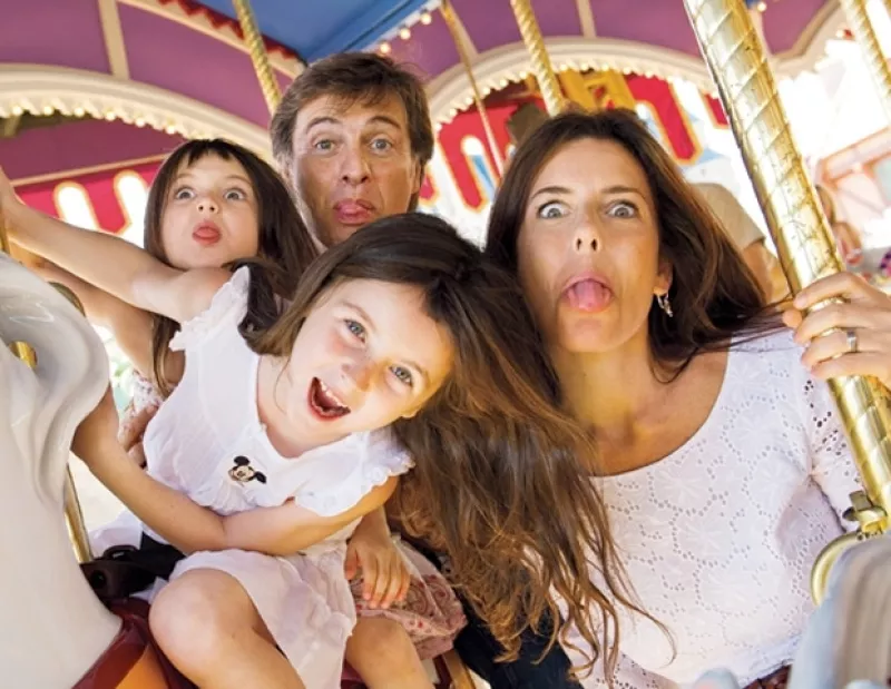 Maki y Juan tienen dos hijas, Mia y Azul.