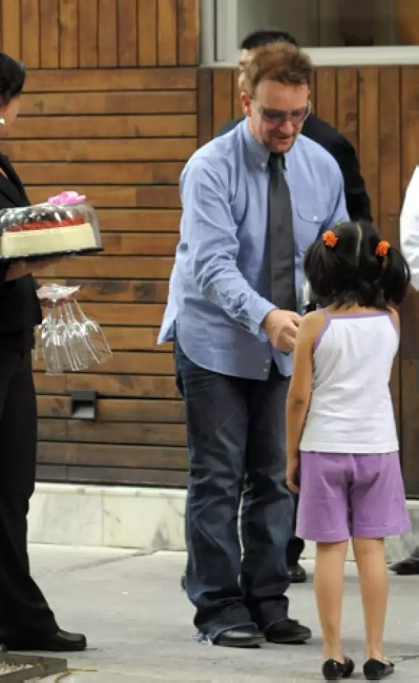 Bono estuvo muy cerca de sus fans mexicanos durante su presencia en un restaurante de la colonia Polanco.