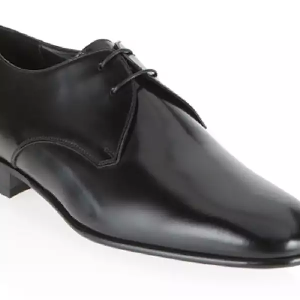 Los zapatos siempre deben ser negros, suela de cuero y de forma Oxford.