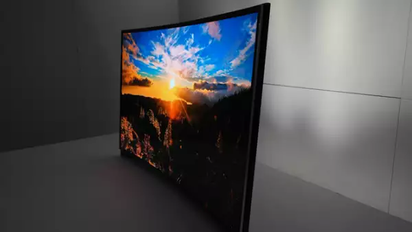 Samsung presentó la primera pantalla curva OLED del mercado, la cual llegaría al mercado antes de 2016.