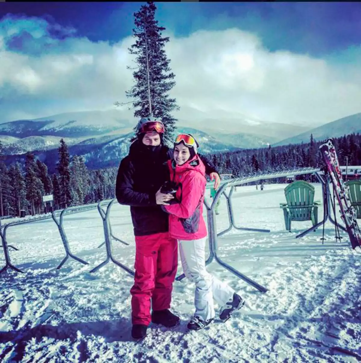 La pareja está viviendo sus primeros días como marido y mujer en un hermoso lugar de montañas y nieve.