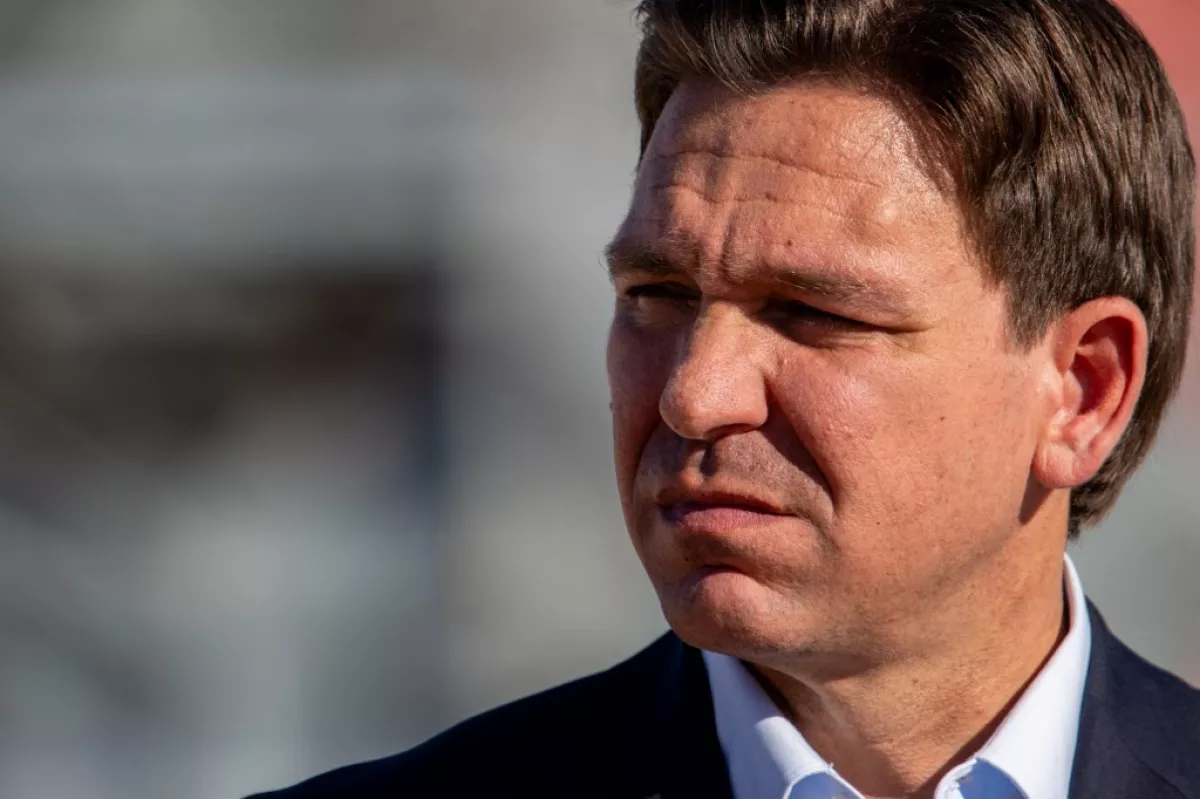 Gobernador de Florida Ron DeSantis espera para hablar durante un evento de campaña en el sitio de Permian Deep Rock Oil Company el 20 de septiembre de 2023 en Midland, Texas. Gobierno. DeSantis dio a conocer planes futuros sobre política energética, ideología del cambio climático y producción de gas si es elegido presidente en 2024.