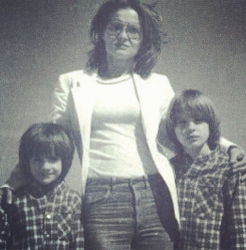 Al menos eso es lo que piensa el orgulloso papá pues fuentes cercanas dicen que Alex ha comentado que le recuerda mucho a su mamá, Marcela Basteri.