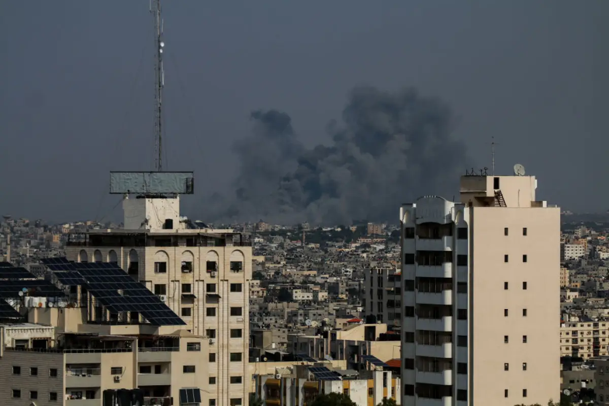 El humo se eleva debido a las incursiones israelíes el 8 de octubre de 2023 en la ciudad de Gaza, tras el atentado de Hamas un día antes. 