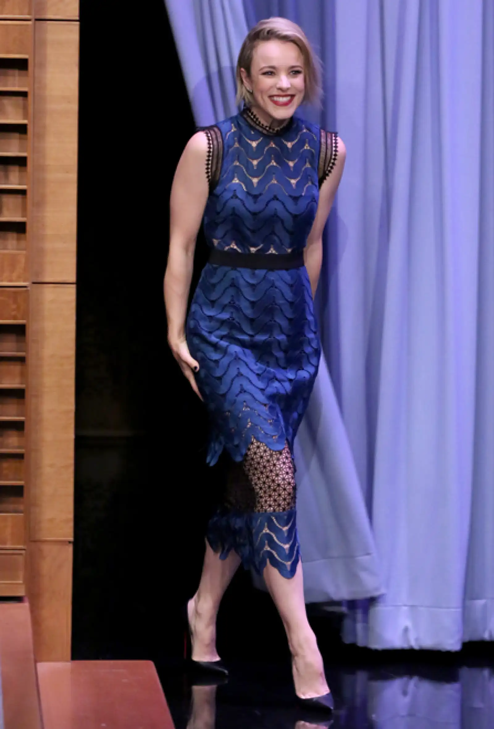 La actriz llegó al programa de Jimmy Fallon en un vestido Self-Portrait con transparencias de la colección de otoño 2015.
