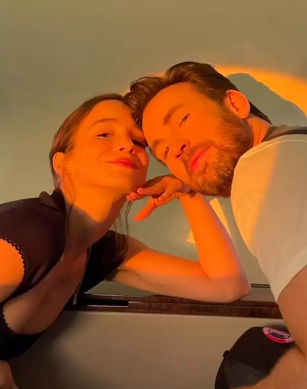 Chris Evans y su novia Alba Baptista celebran el 14 de febrero