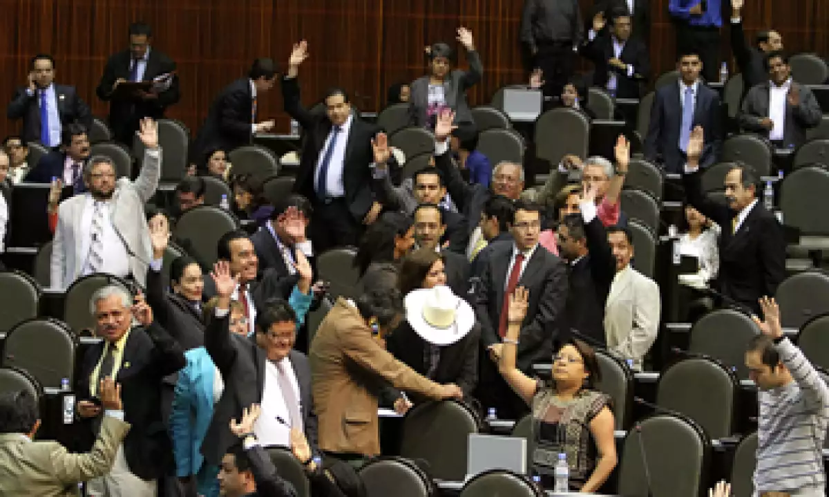 El diputado perredista, Fernando Zárate, pedirá que se investiguen a los involucrados en el acuerdo entre Telmex y la Cámara de Diputados.  (Foto: Notimex)