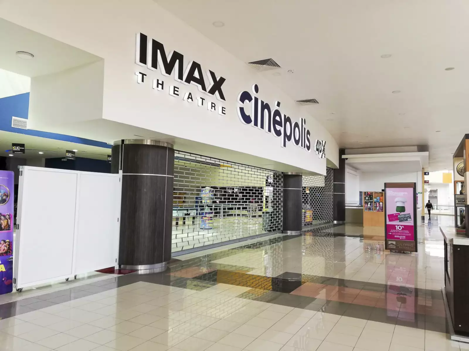 Endurecen medidas de prevención ante COVID-19 en el Edomex cerrando negocios como cines, centros comerciales, tiendas departamentales entre otros.