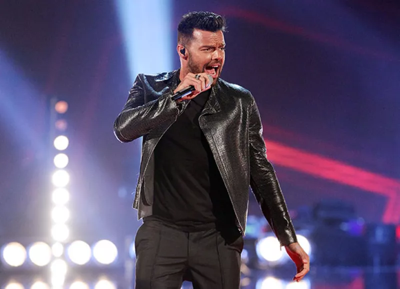 Tanto el cantante como el productor musical comienzan un nuevo proyecto llamado 'La Banda', mientras la conductora les echa porras desde redes sociales.