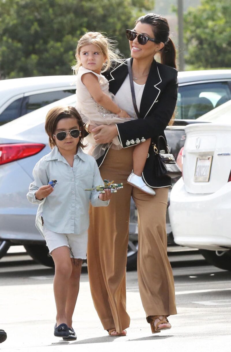La única de las Kardashian que no fue de blanco fue Kourtney, quien además eligió el outfit más recatado.