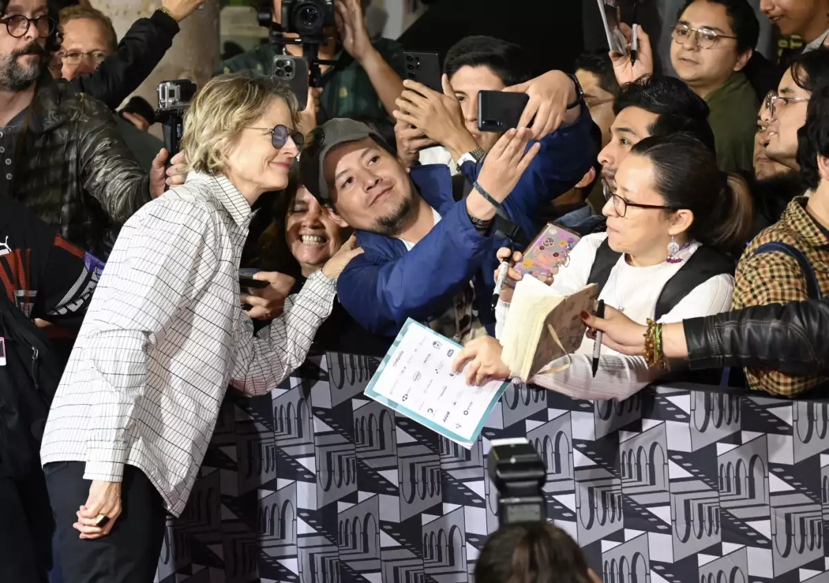 Jodie Foster firma autógrafos y se tomó fotos con los fanáticos. 