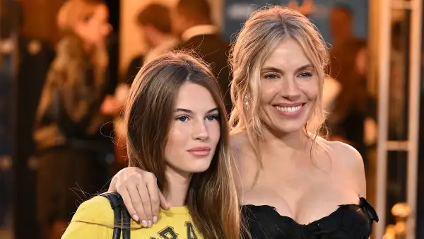 Sienna Miller junto a su hija Marlowe en la presentación de la película War en Londres.