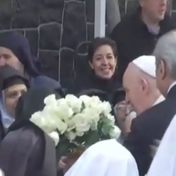 En su trayecto, el papa se detuvo para conversar con algunos creyentes que salieron a las calles a saludarlo.