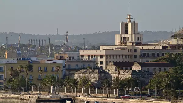 Vista del edificio GAESA, el principal conglomerado empresarial estatal en Cuba, estrechamente vinculado al edificio del sector militar, en La Habana, el 18 de mayo de 2026.