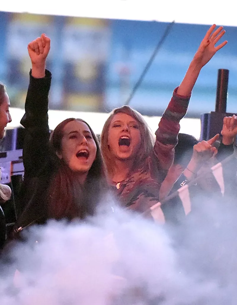 Desde antes de ser novios la cantante ya lo acompañaba a todos sus conciertos, pero ahora que han formalizado su relación, se mostró más emocionada que nunca en el concierto Wango Tango.