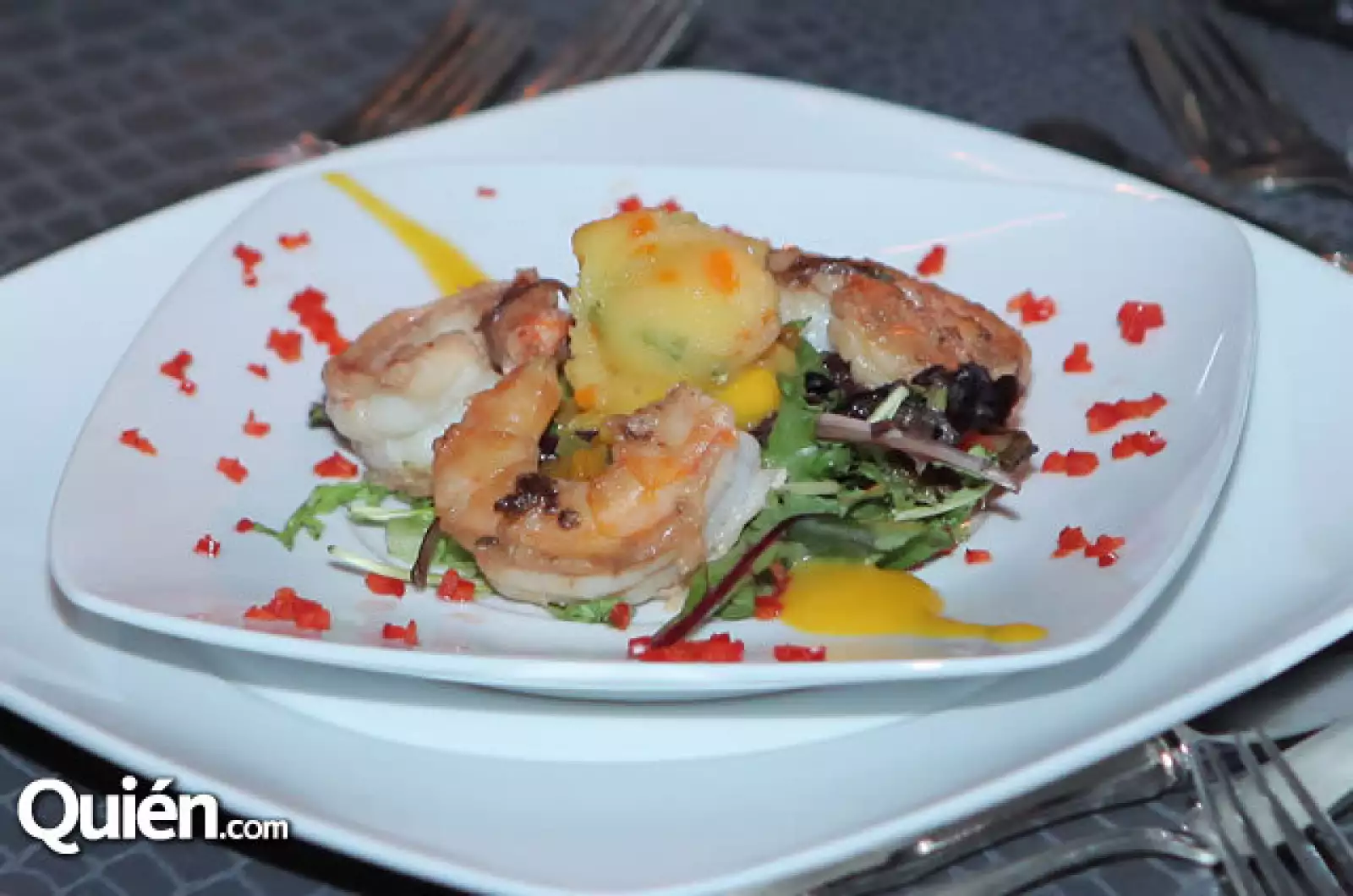 Ensalada de lechugas mixtas con mango y camarones marinados con Tequila Añejo