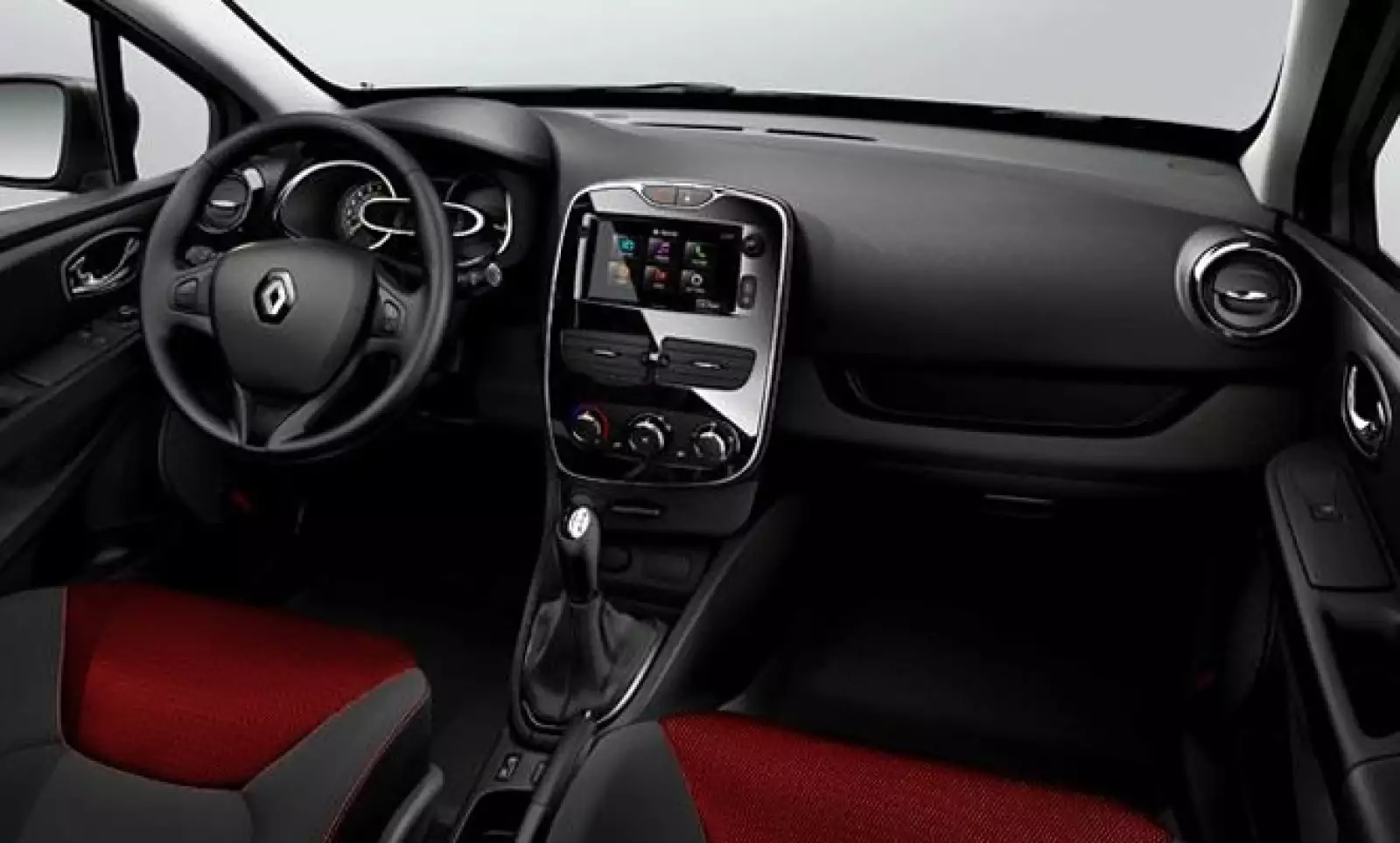 Algunos de los elementos a destacar en las configuraciones son el mando de la radio en el volante, el sistema de navegación GPS, la pantalla táctil de alta definición, el mando de voz y la cámara de visión trasera.