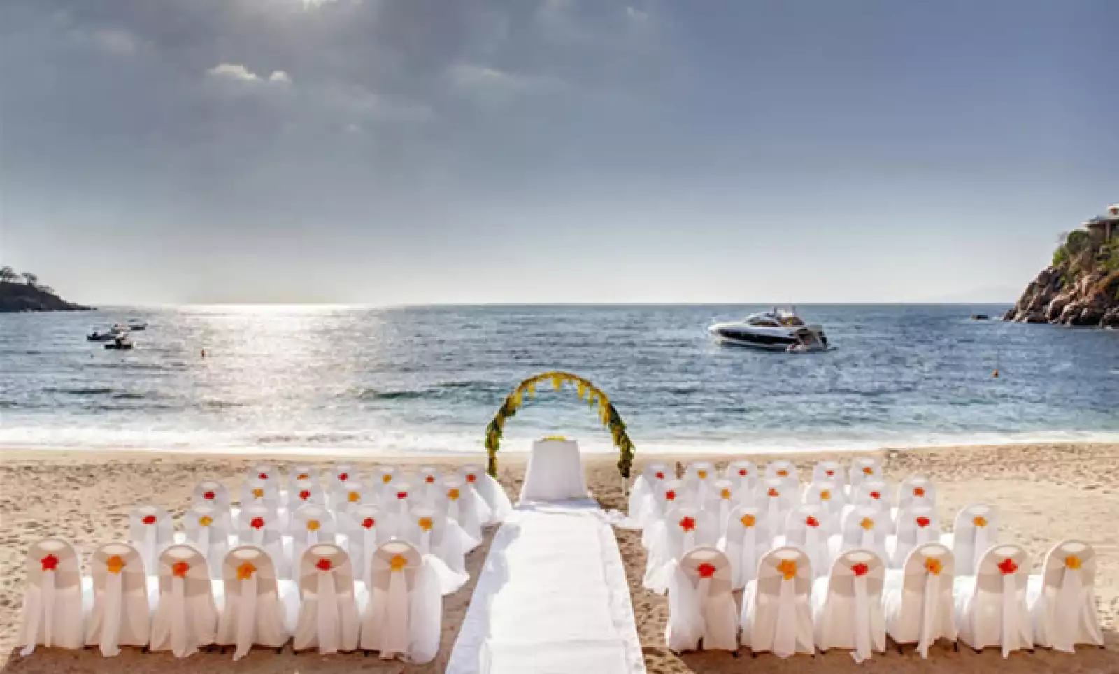 El hotel realiza paquetes especiales para las parejas que dessen realizar una boda dentro de sus instalaciones.