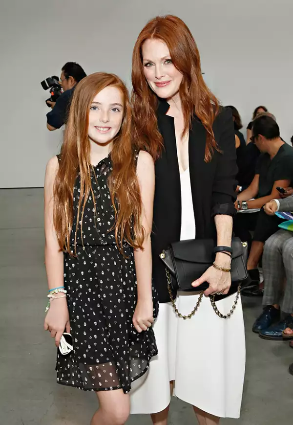 Julianne Moore y su hija son idénticas.