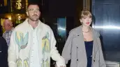 Taylor Swift y Travis Kelce caminan de la mano luego de una cena romántica en Nobu en Nueva York