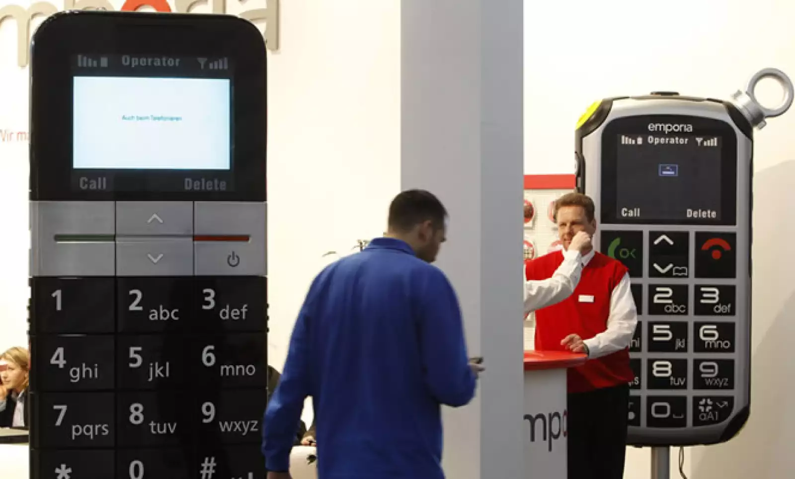 Un hombre camina cerca de un expositor.